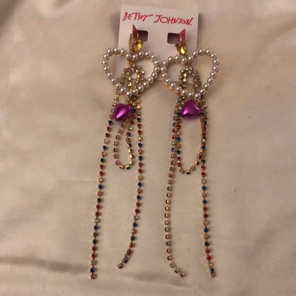 Betsey Johnson Faux Pearl Open Frame Heart Chandelier Earrings With Fringe NWT - Picture 2 of 12